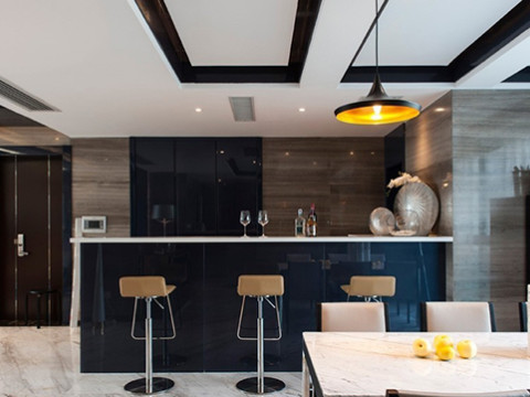 餐廳 半開放式的廚房增加了家人間的互動與交流，加強彼此間的情感交流。